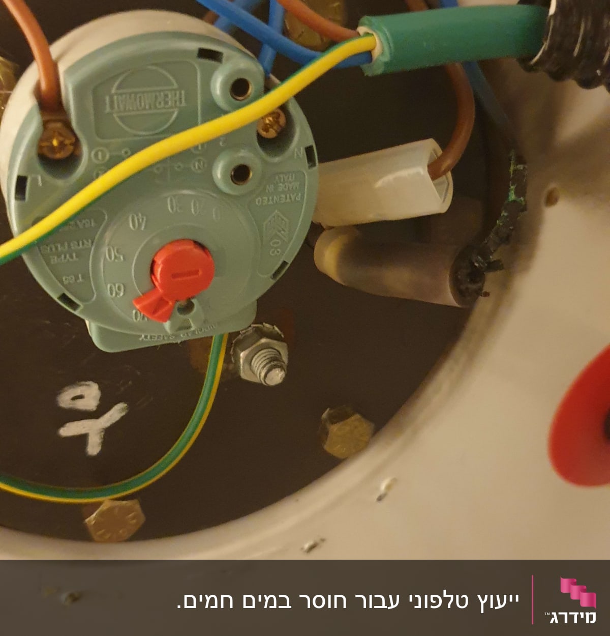 תרמוסטט עם חוטים צבעוניים מחובר לדוד שמש